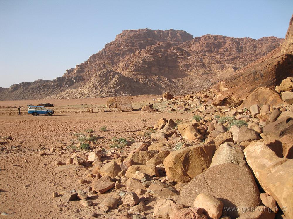 IMG_1124.JPG - Wadi Rum: sorgente di Lawrence e il fuoristrada della mia guida beduina)