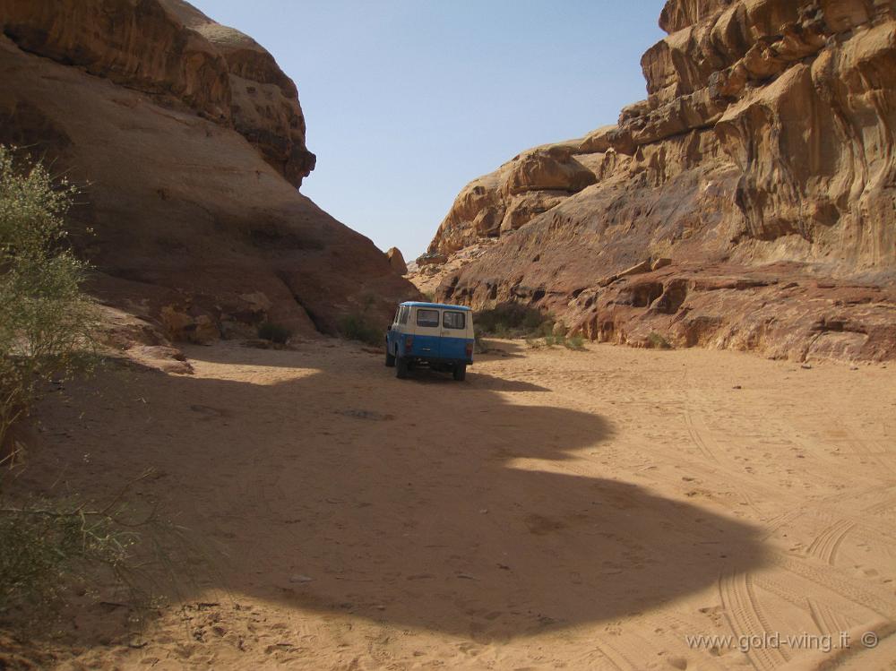 IMG_1187.JPG - Wadi Rum: il fuoristrada parcheggiato all'ombra del ponte di roccia di Burdah