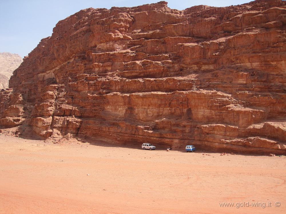 IMG_1245.JPG - Wadi Rum, dalle dune di sabbia di Al-Hasany: i fuoristrada aspettano all'ombra