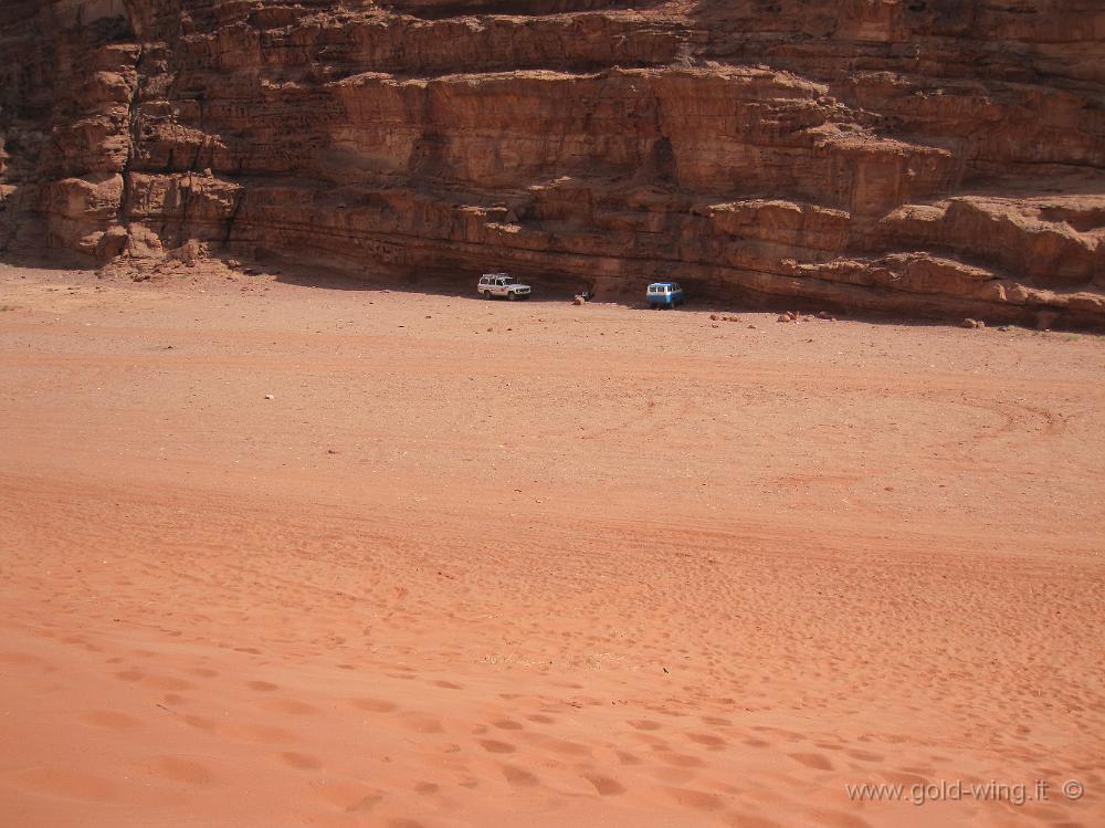 IMG_1248.JPG - Wadi Rum, dalle dune di sabbia di Al-Hasany: i fuoristrada aspettano all'ombra