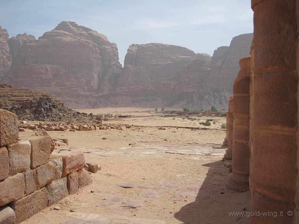 IMG_1268.JPG - Wadi Rum: tempio nabateo (sullo sfondo il villaggio di Rum)