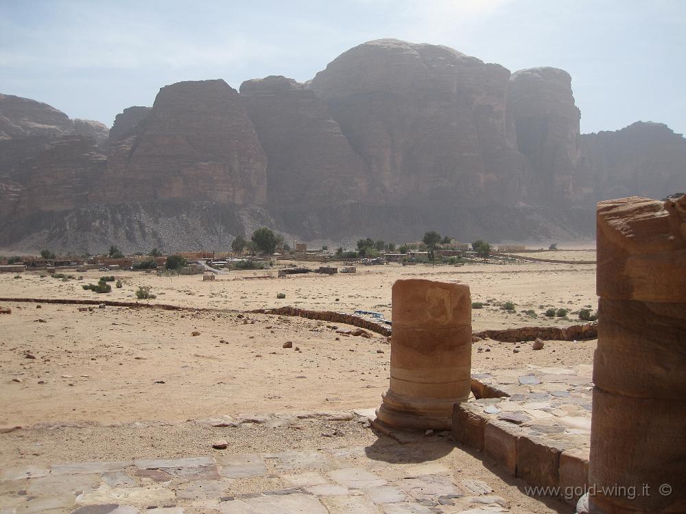 IMG_1273.JPG - Wadi Rum: tempio nabateo (sullo sfondo il villaggio di Rum)