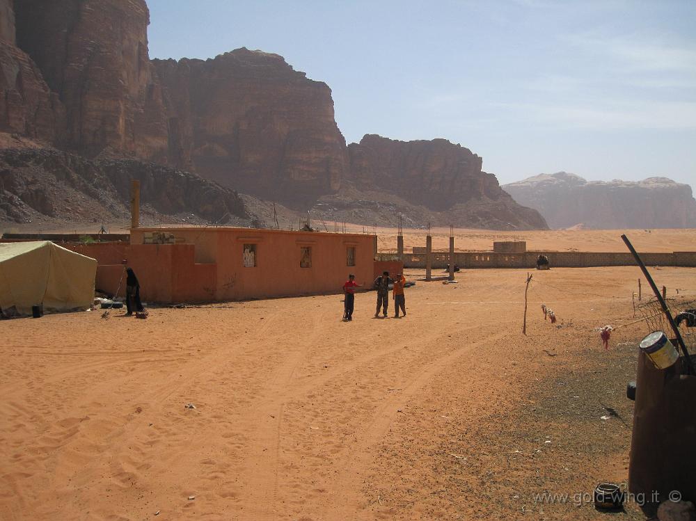 IMG_1296.JPG - Wadi Rum: iI bambini (e la donna) che mi hanno appena aiutato a rialzare la moto caduta nella sabbia