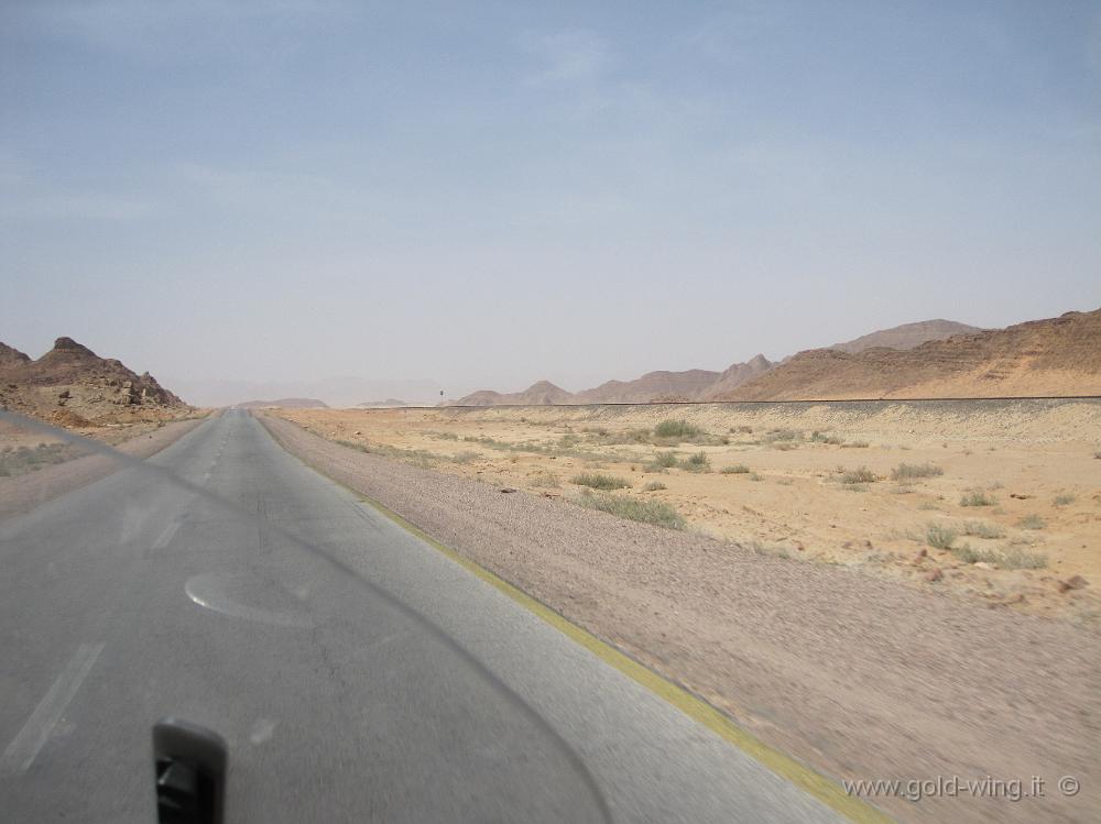 IMG_1316.JPG - La strada per porta fuori dal Wadi Rum e la ferrovia