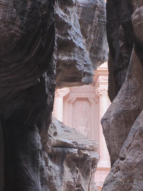 IMG_1377.JPG - Petra, il Siq: si intravede il Tesoro