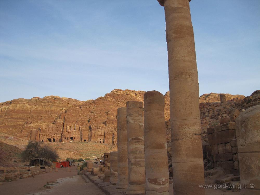 IMG_1445.JPG - Petra: la Strada Colonnata e sullo sfondo le Tombe Reali