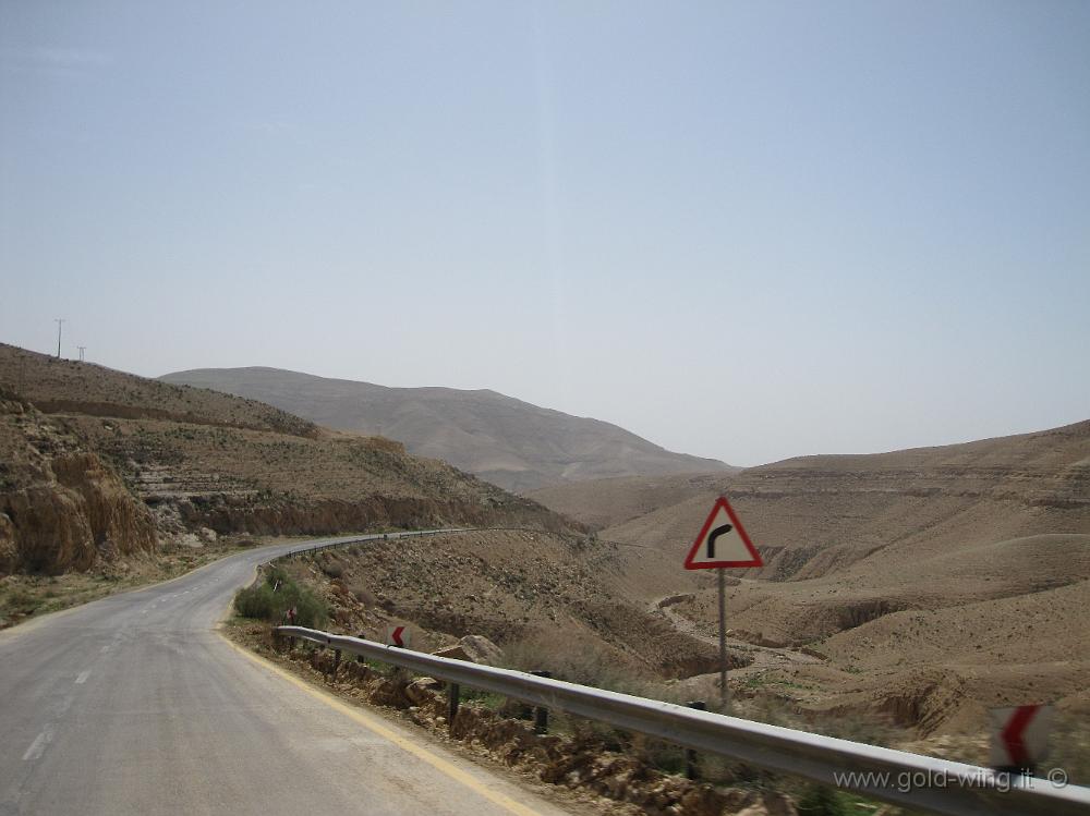 IMG_1560.JPG - La strada che in 40 km scende da Madaba (m 800) al Mar Morto (m -400)