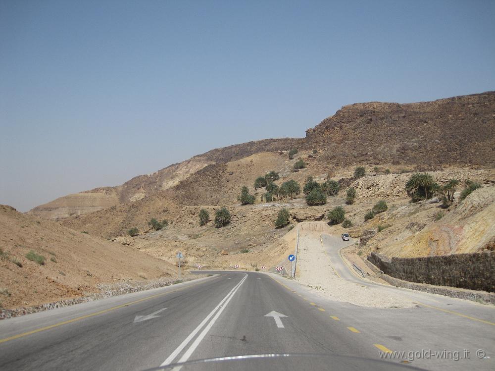 IMG_1563.JPG - La strada che in 40 km scende da Madaba (m 800) al Mar Morto (m -400): uscita d'emergenza per chi ha problemi di freni. Qui siamo al livello del mare, ma si scende ancora