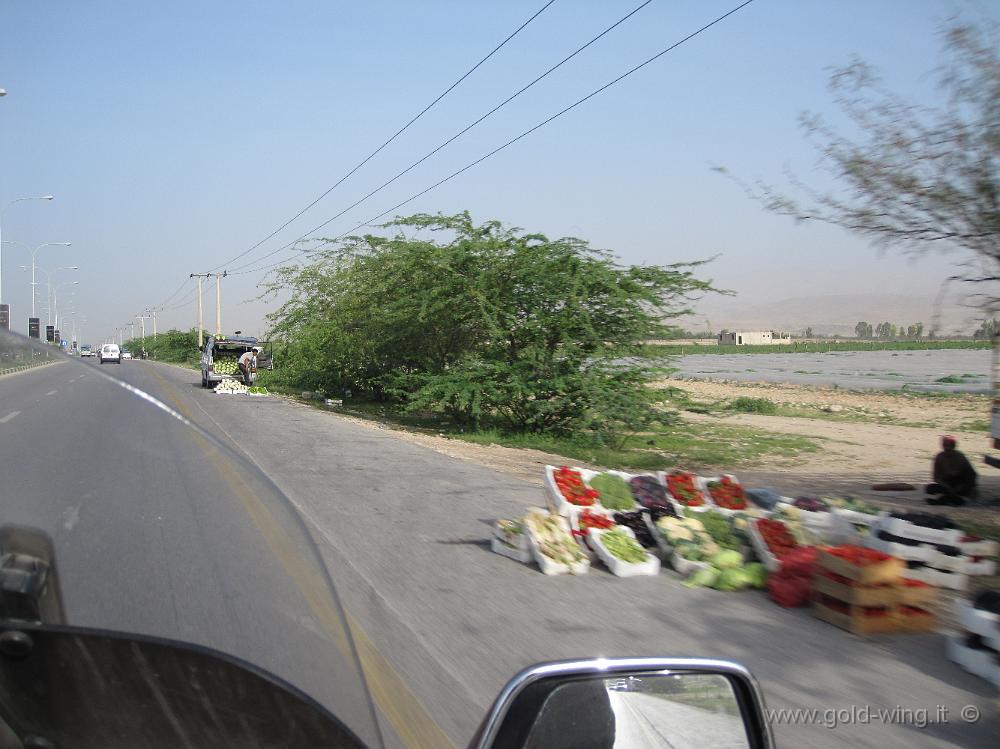 IMG_1604.JPG - Superstrada Mar Morto Amman (m -250): venditori di frutta