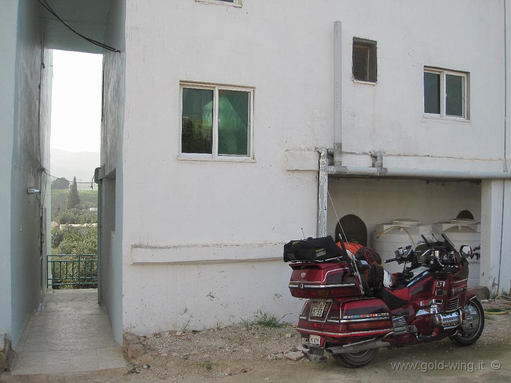 IMG_1654.JPG - La moto parcheggiata davanti all'albergo di Pella (Giordania)