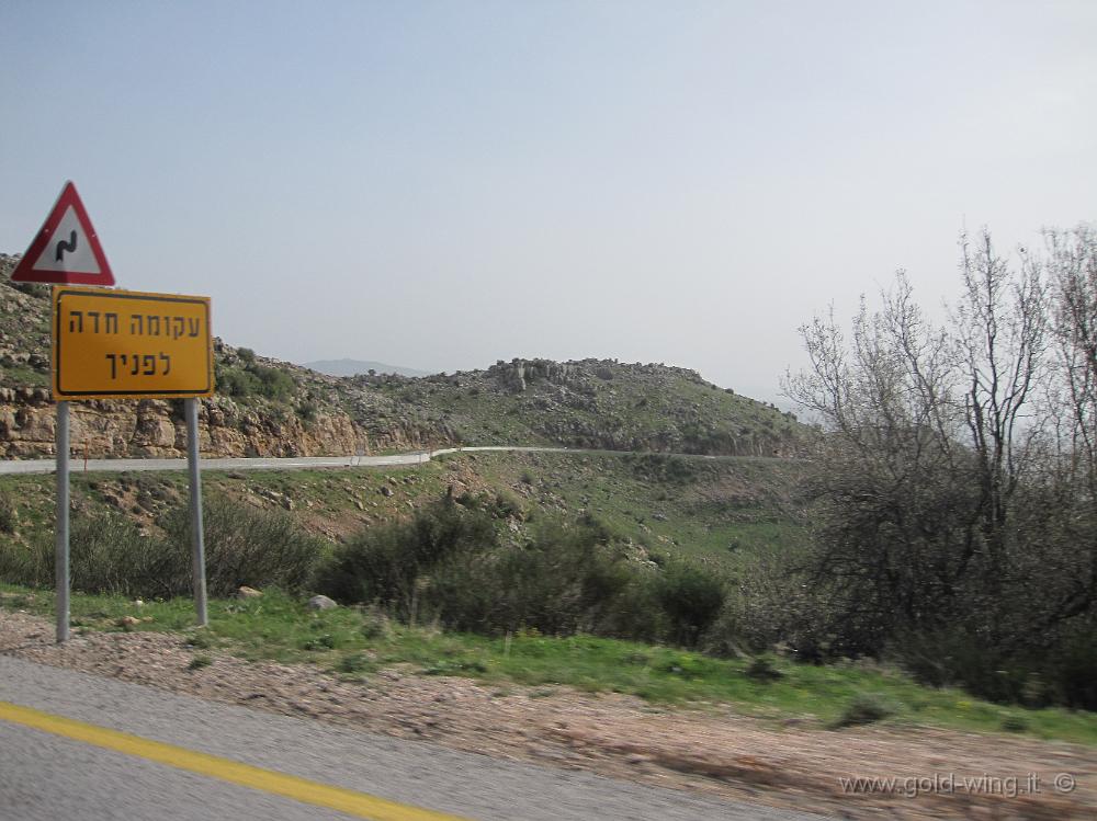 IMG_1719.JPG - Israele, Golan, discesa dal monte Hermon. Chissà cosa dice il cartello