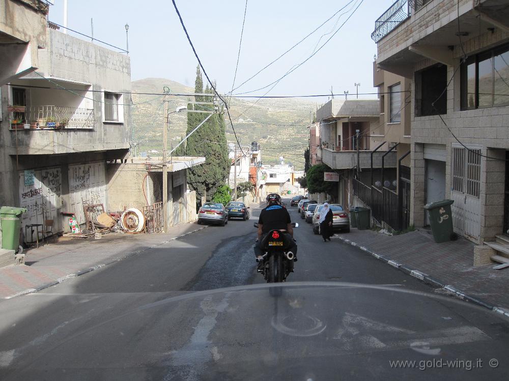 IMG_1727.JPG - Israele, Golan, Majdal Shams: con un motociclista israeliano verso lo Shouting Hill