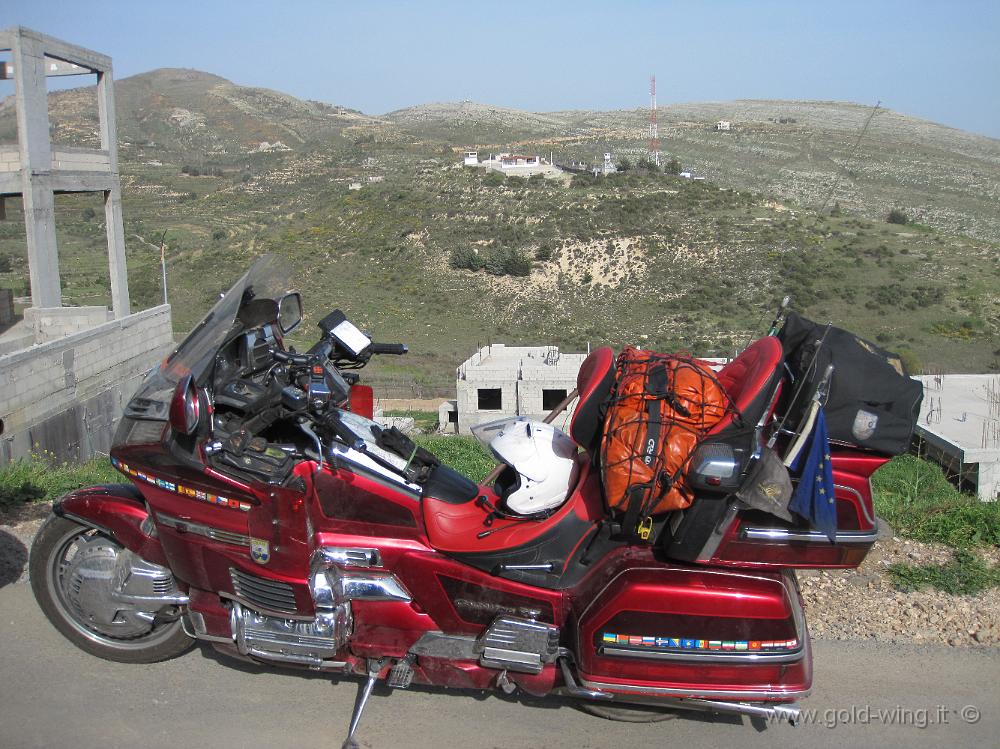 IMG_1730.JPG - Israele, Golan, Majdal Shams: lo Shouting Hill ("Collina delle grida", strada senza uscita, m 1.100), da dove ogni venerdì molti drusi comunicano con i familiari oltre confine