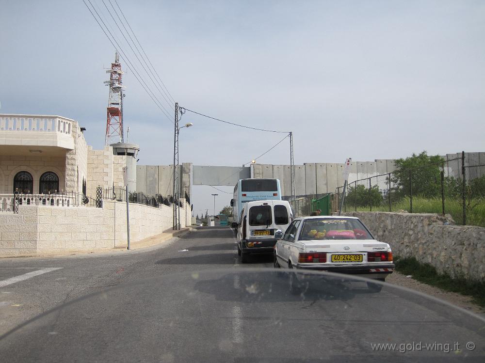 IMG_1820.JPG - Territori Palestinesi, Betlemma: in file per passare il muro ed entrare n Israele