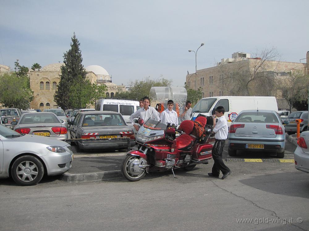 IMG_1828.JPG - Israele, Gerusalemme: parcheggio provvisorio, sotto gli occhi incuriositi di giovani ebrei