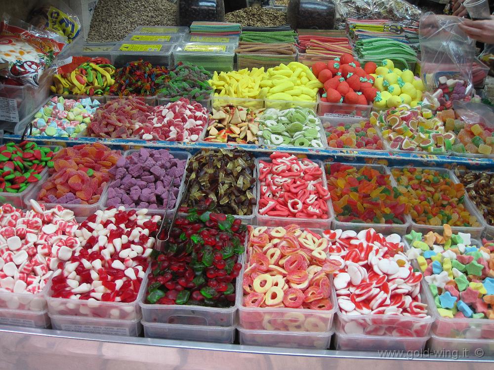 IMG_1869.JPG - Gerusalemme, Souq Khan as Zeit, quartiere cristiano: dolci di tutti i colori