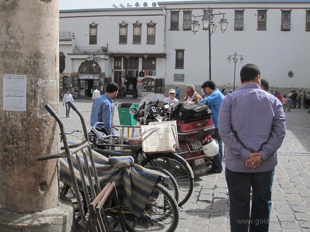 IMG_1979.JPG - Damasco: la moto parcheggiata di fronte alla Moschea Omayyad continua ad essere sommersa dai curiosi, e...