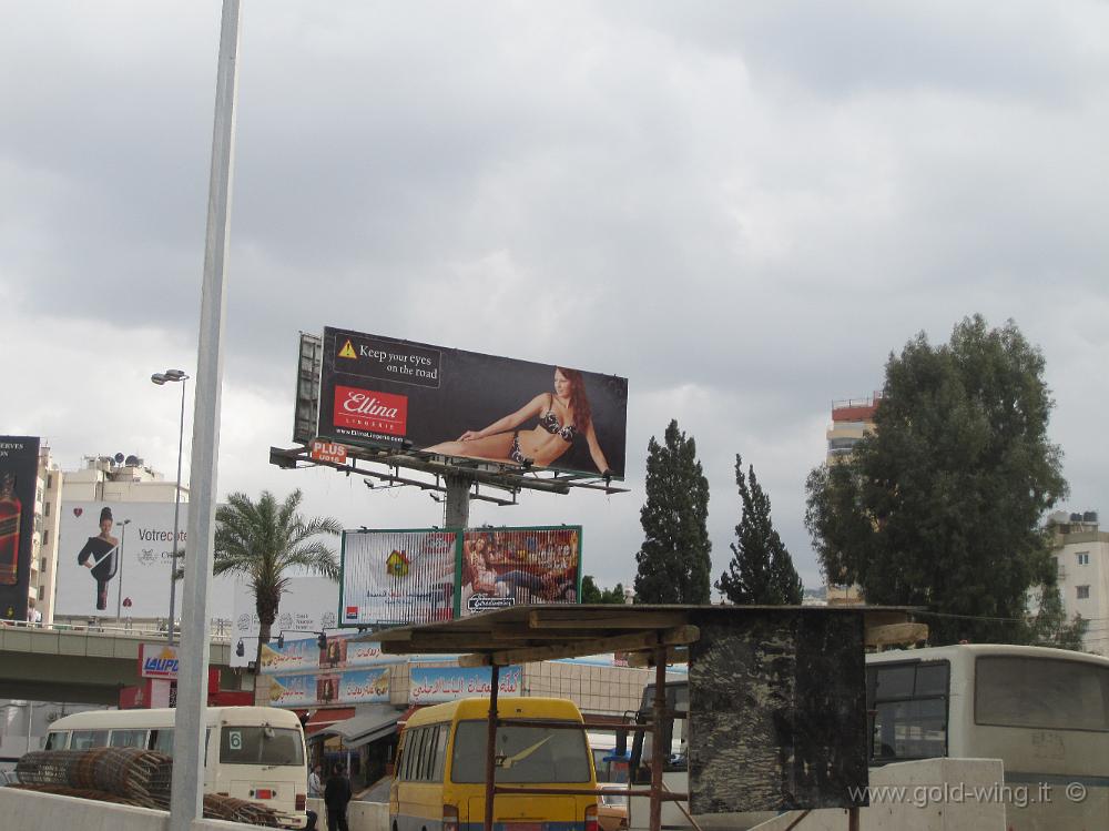 IMG_2110.JPG - Libano, Beirut: è un paese arabo diverso dagli altri. P.S. il tabellone dice: "tieni i tuoi occhi sulla strada"