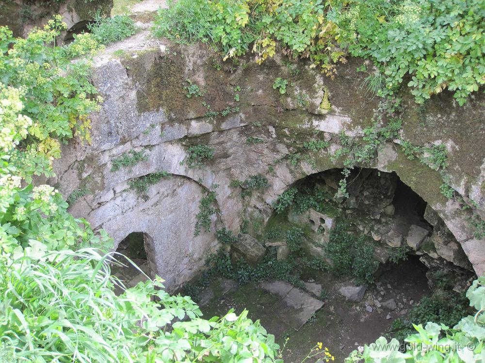 IMG_2166.JPG - Siria, Krak dei Cavalieri: i bagni, con acqua fredda e calda (usciva da quei tre fori al centro)