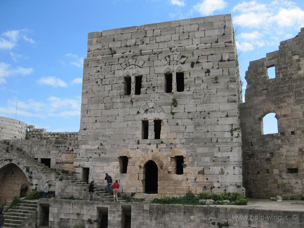 IMG_2203.JPG - Siria, Krak dei Cavalieri: la torre con sembianze di viso umano (cosè ha detto la guida); a sinistra l'ospedale