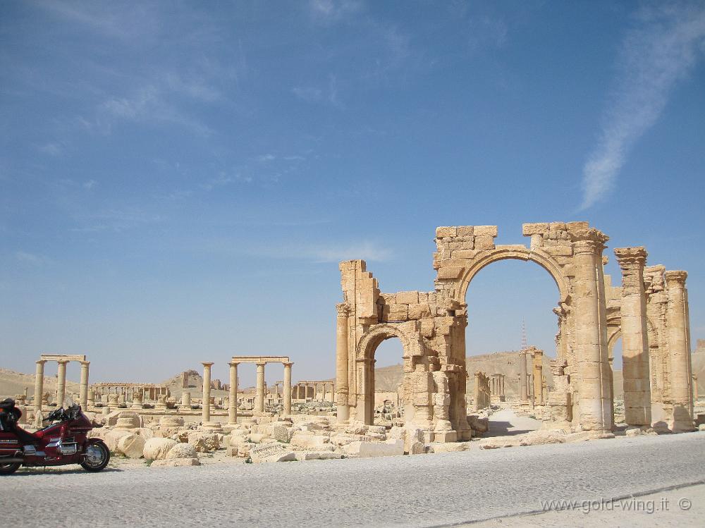 IMG_2379.JPG - Palmyra: l'arco trionfale all'inizio (est) della via colonnata