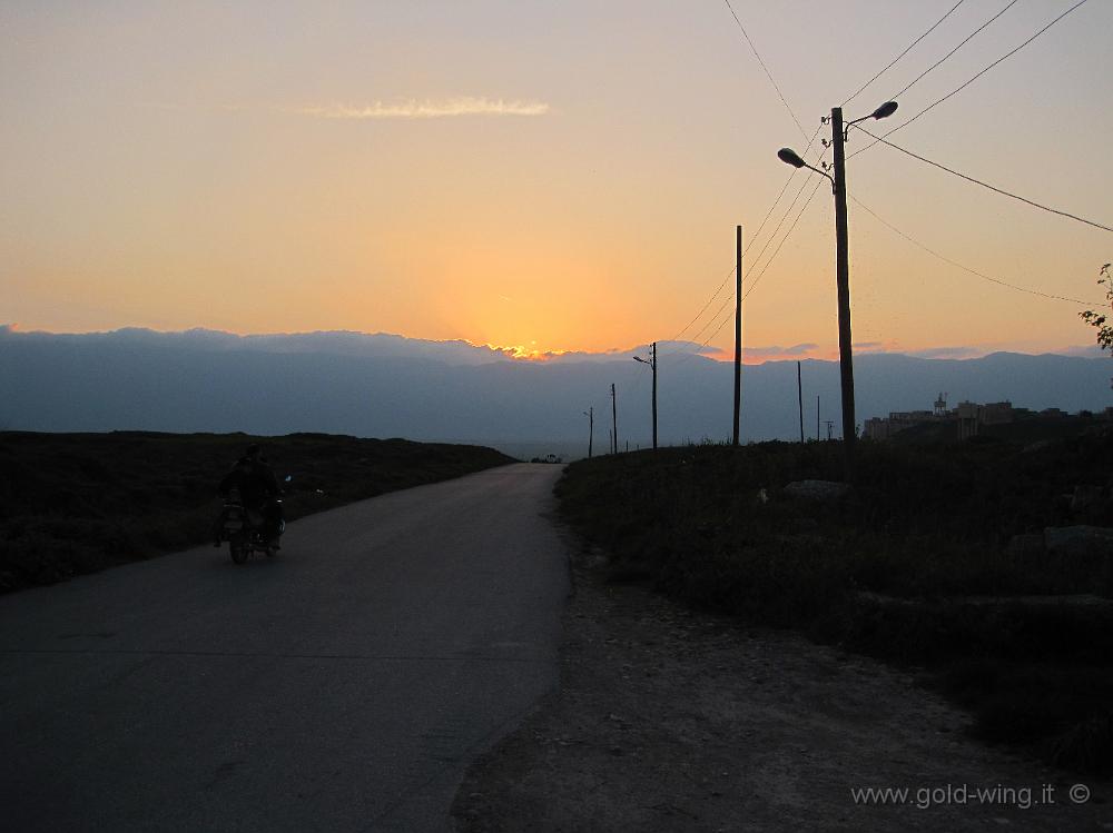 IMG_2499.JPG - Siria: Apamea. Ormai è il tramonto; la visiterò domani all'alba