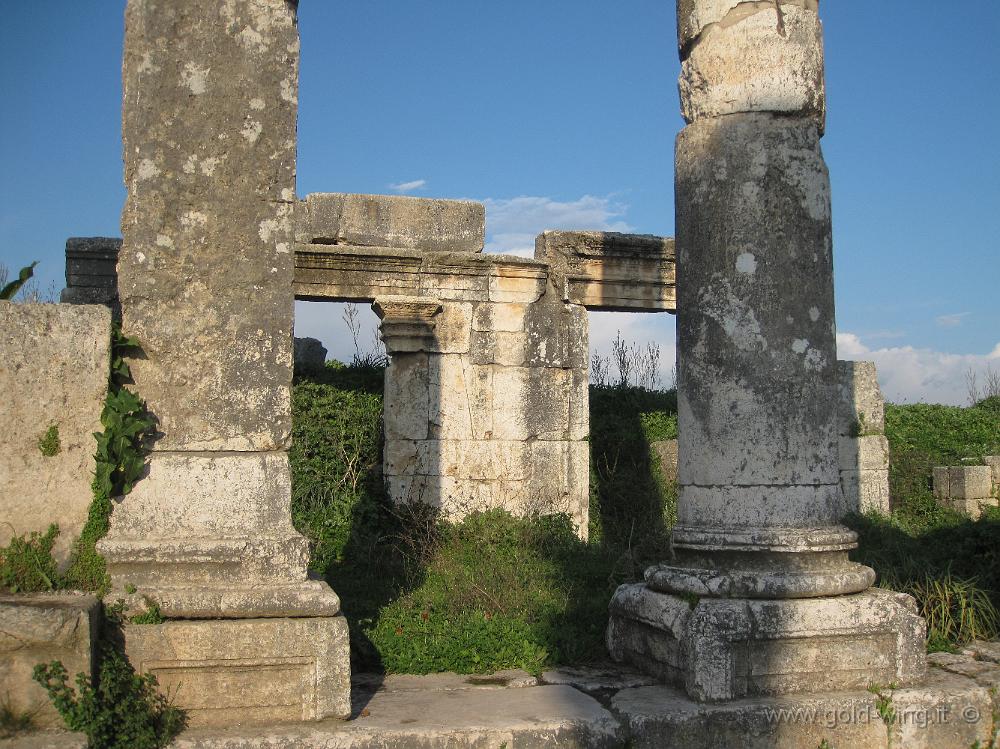 IMG_2543.JPG - Apamea: le facciate degli antichi negozi, dietro il colonnato della via principale