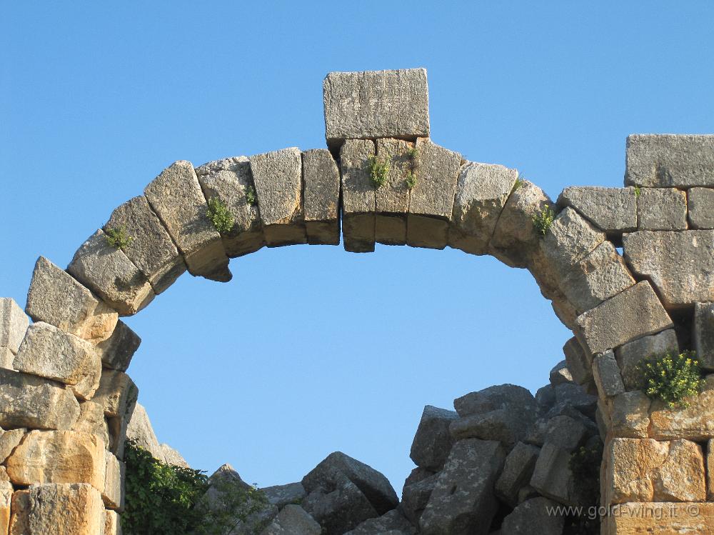 IMG_2551.JPG - Apamea, la porta di Antiochia (nord): qualche dubbio sulla tenuta dell'arco