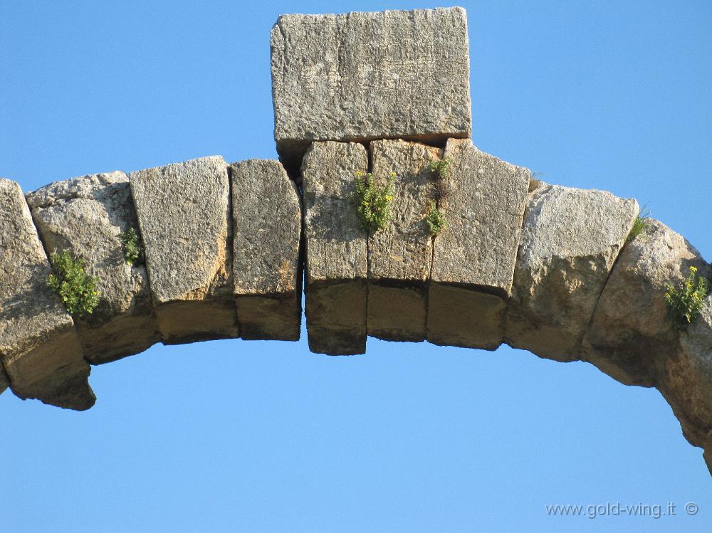 IMG_2552.JPG - Apamea, la porta di Antiochia (nord): qualche dubbio sulla tenuta dell'arco