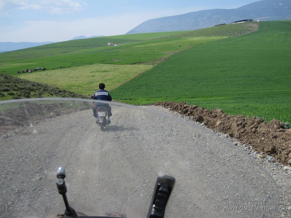 IMG_2569.JPG - ... nessun problema: mi fa strada una moto locale, anche se con un po' di sterrato