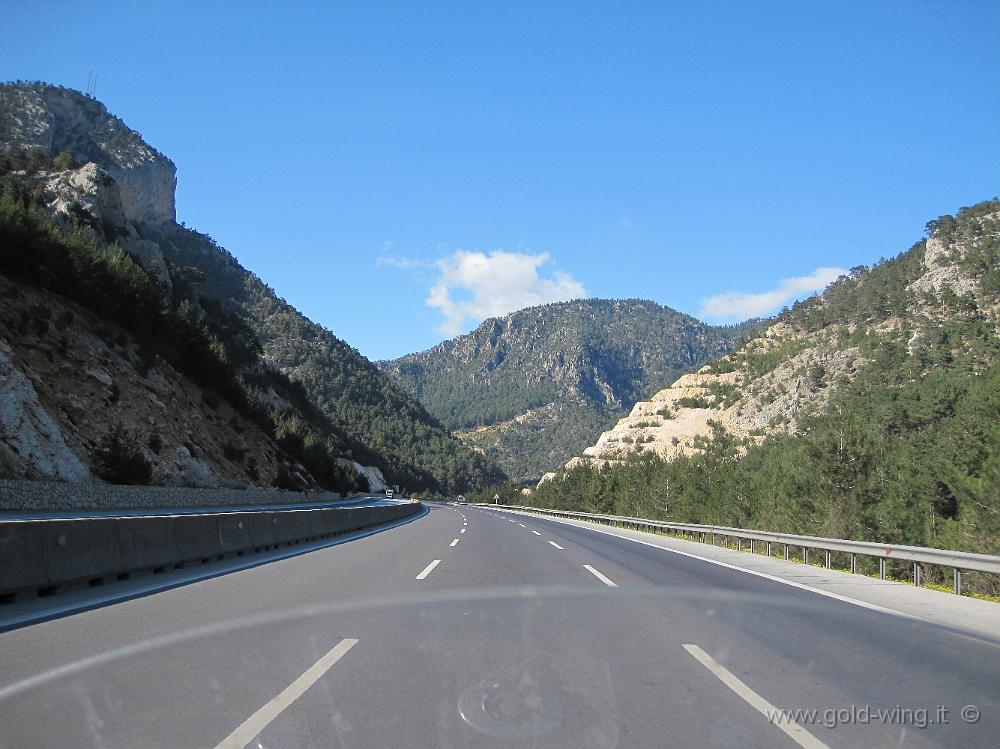 IMG_2582.JPG - Turchia: l'autostrada sale verso le montagne (m 1.300)