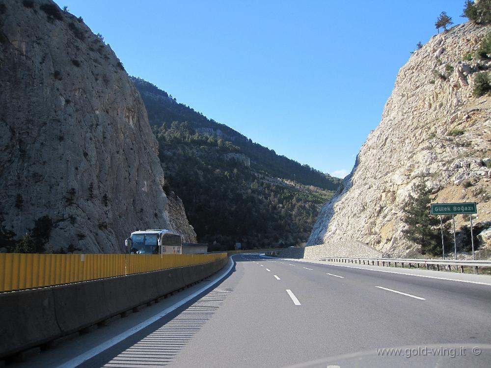 IMG_2584.JPG - Turchia: l'autostrada sale verso le montagne (m 1.300)