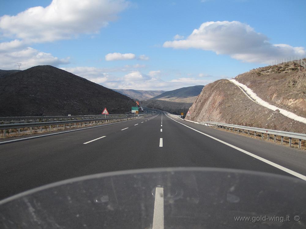 IMG_2585.JPG - Turchia: l'autostrada sale verso le montagne (m 1.400)