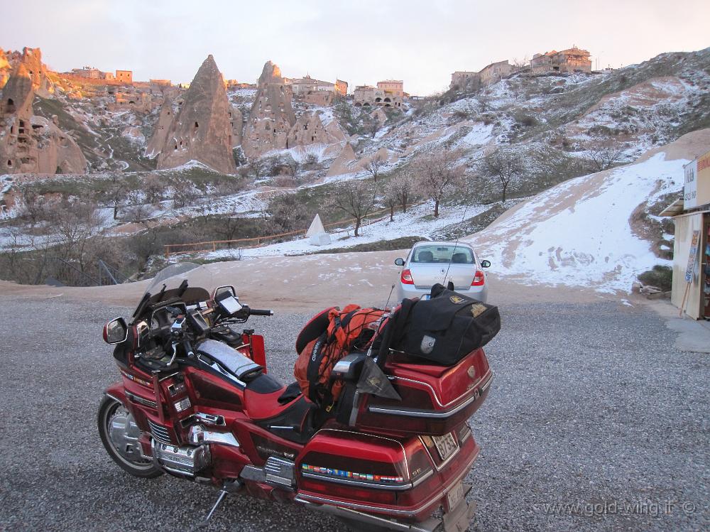 IMG_2595.JPG - Turchia: arrivo in Cappadocia al tramonto (m 1.300); neve ai lati della strada