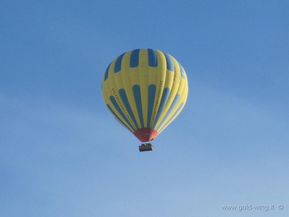 IMG_2608.jpg - Turchia, Cappadocia, Goreme: al risveglio, ammiro le mongolfiere nel cielo