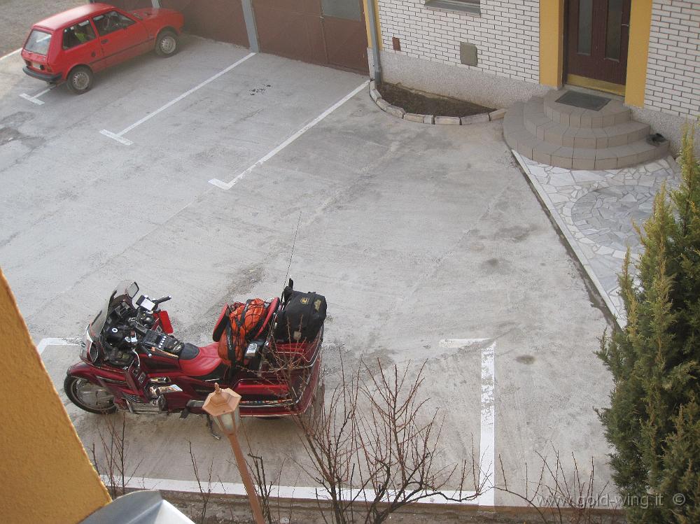 IMG_2812.JPG - Serbia, Pirot: la moto, parcheggiata nel cortile del motel