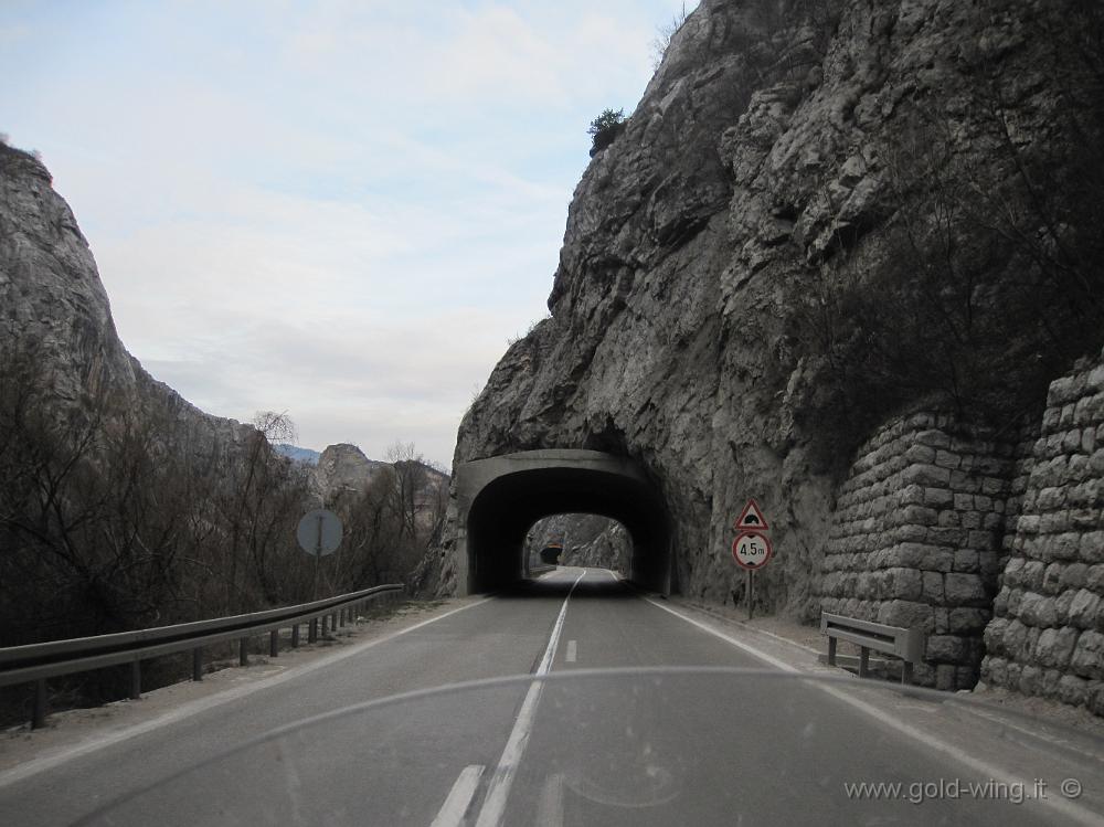 IMG_2821.JPG - Serbia: a est di Nis, la strada lungo il fiume