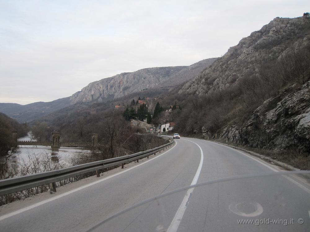 IMG_2825.JPG - Serbia: a est di Nis, la strada lungo il fiume