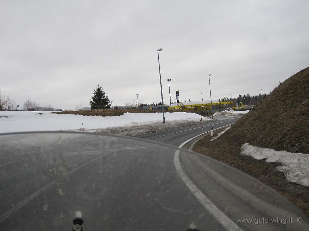 IMG_2840.JPG - Croazia, attraverso le Alpi Dinariche: neve abbondante anche nella stazione di servizio