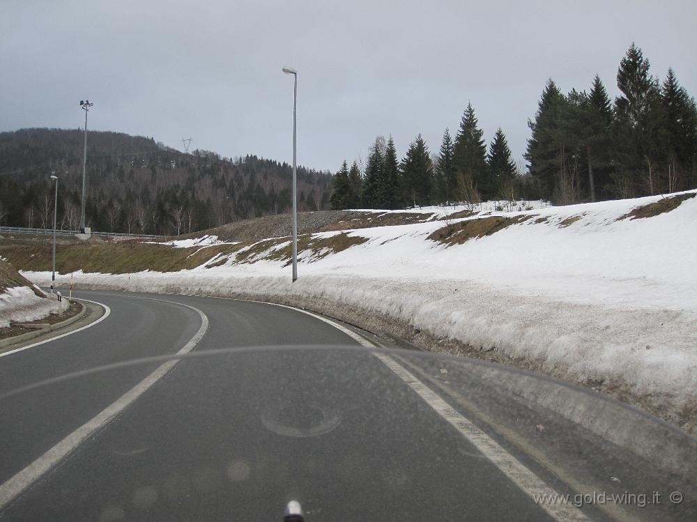 IMG_2843.JPG - Croazia, attraverso le Alpi Dinariche: neve abbondante anche nella stazione di servizio