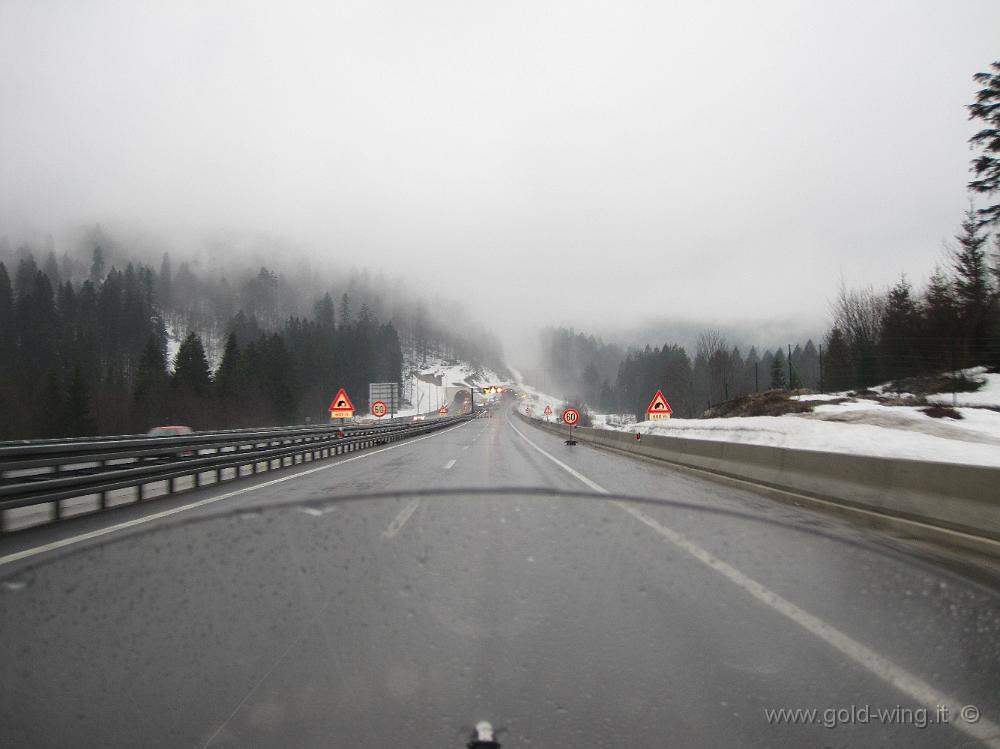 IMG_2847.JPG - Croazia, solo 41 km a Rijeka (Fiume), ma tanta nebbia (e neve e ghiaccio) e sembra di non arrivare mai