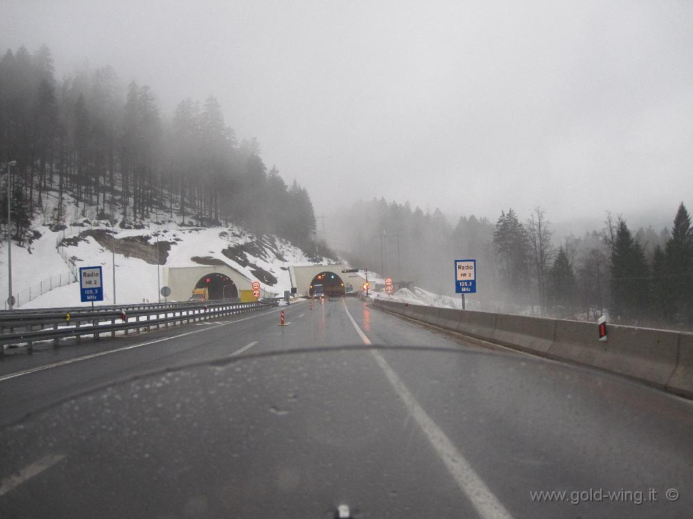 IMG_2848.JPG - Croazia, solo 41 km a Rijeka (Fiume), ma tanta nebbia (e neve e ghiaccio) e sembra di non arrivare mai