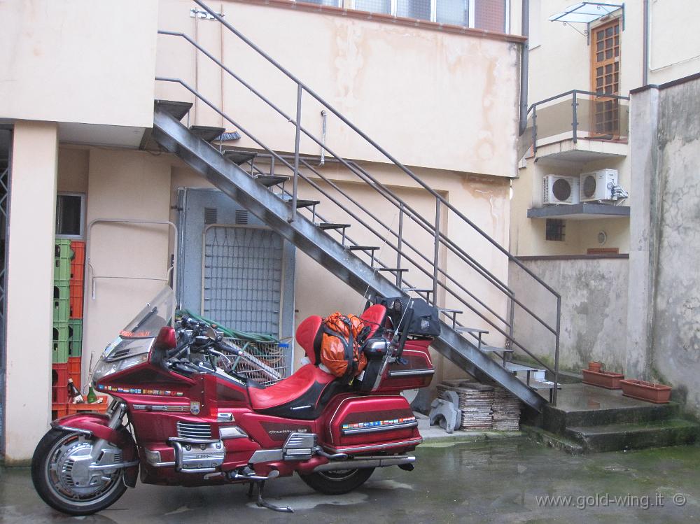 IMG_2857.JPG - Rimini, l'ultimo pernotto: la moto nel cortile dell'albergo