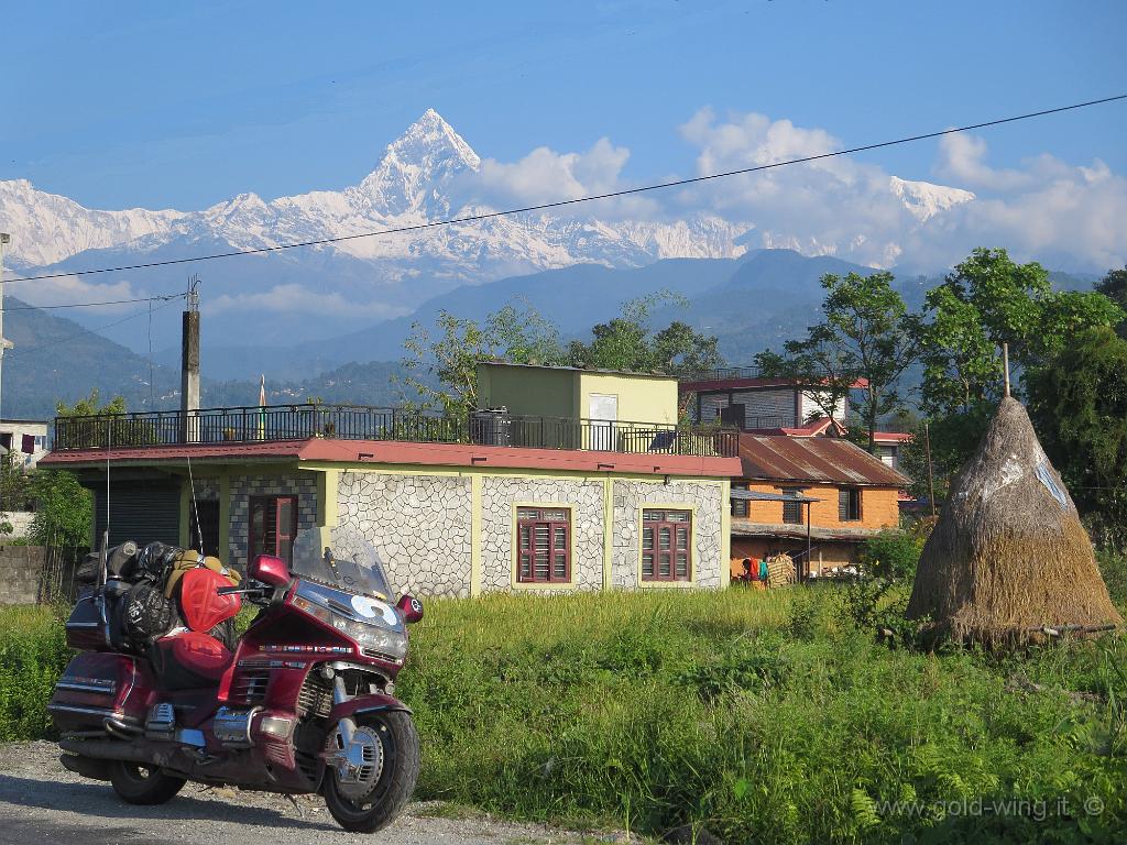 IMG_3000-2.jpg - 22.10 - Il monte sacro, inviolato, Machhapuchhare (m 6.997), nel gruppo dell'Annapurna (m 8.091), Nepal