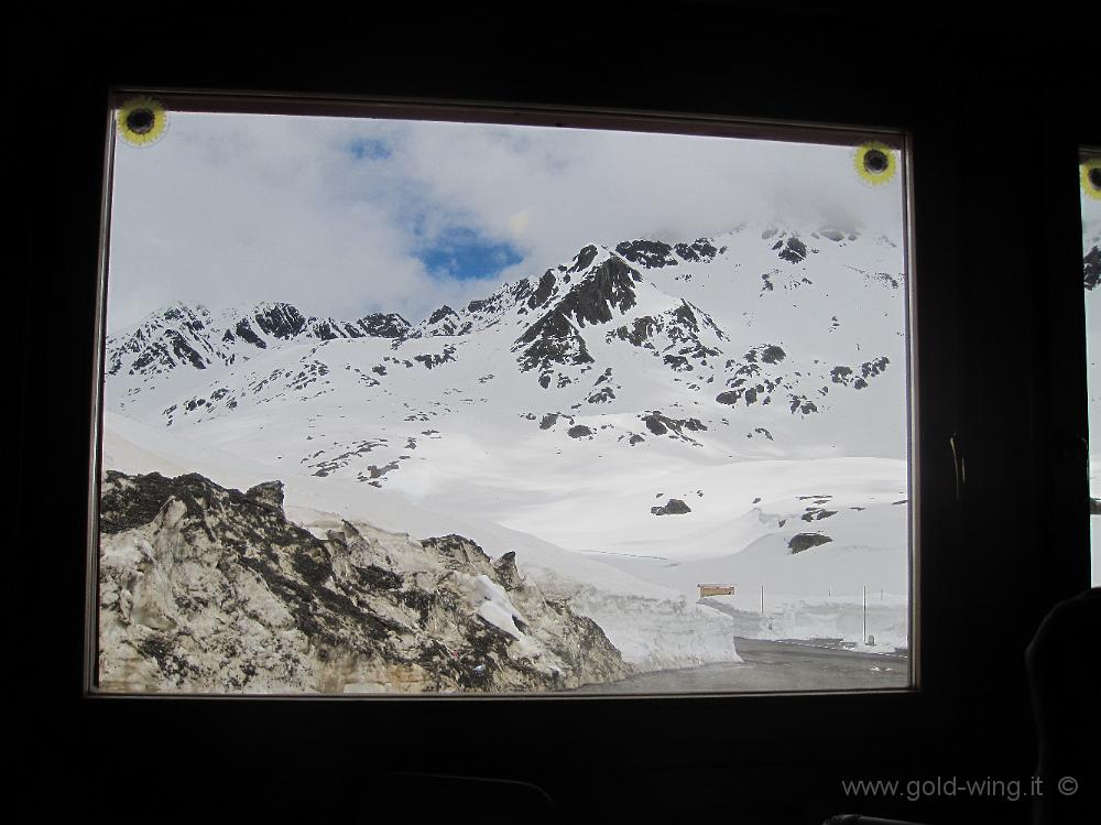 IMG_0377.JPG - Il passo di Gavia (m 2.621) visto dall'interno del rifugio Bonetta