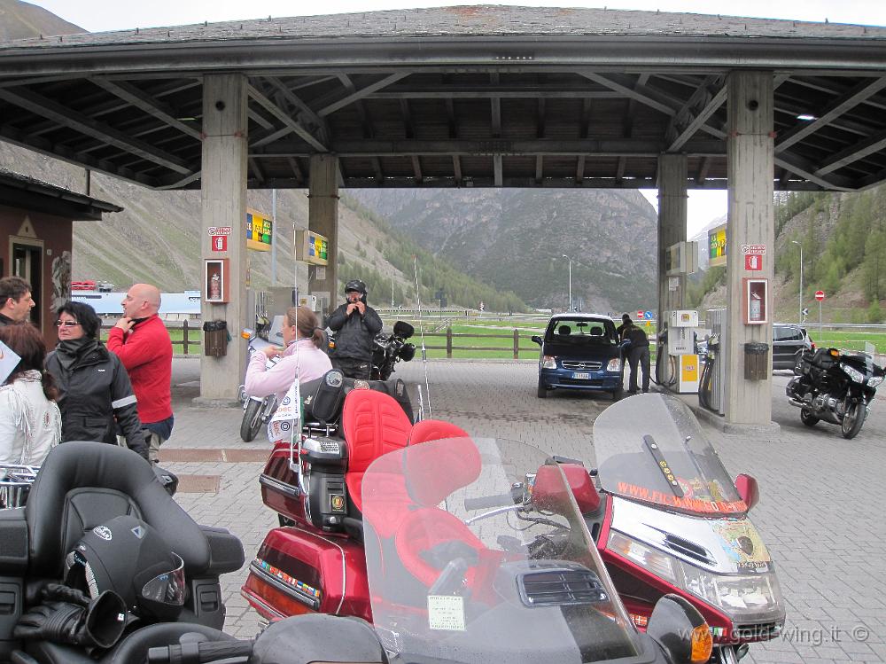 IMG_0480.JPG - A Livigno, si fa benzina...