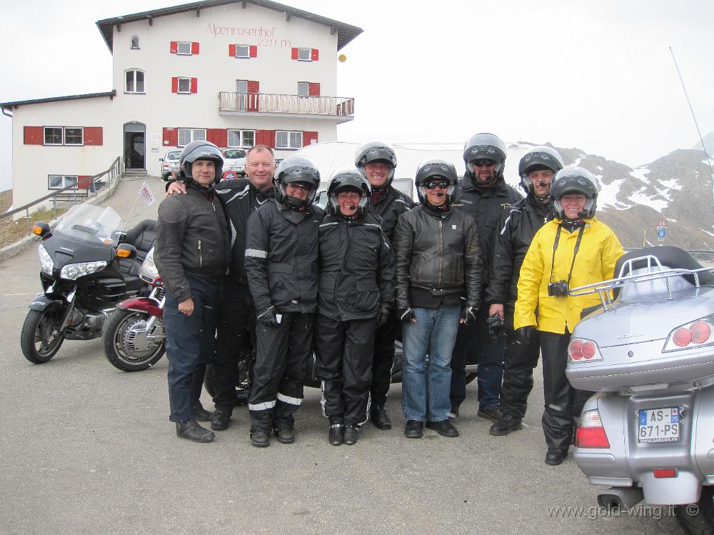 IMG_0672.JPG - Passo di Pennes (BZ), m 2.215: foto di gruppo con gli equipaggio dei 4 1800 che mi hanno seguito