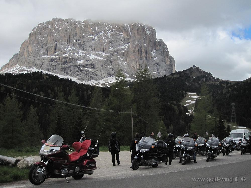 IMG_0707.JPG - Bivio tra Passo Gardena (m 2.121) e Sella (m 2.213): il Sassolungo (m 3.179)