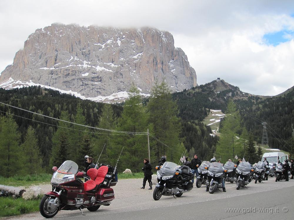 IMG_0709.JPG - Bivio tra Passo Gardena (m 2.121) e Sella (m 2.213): il Sassolungo (m 3.179)