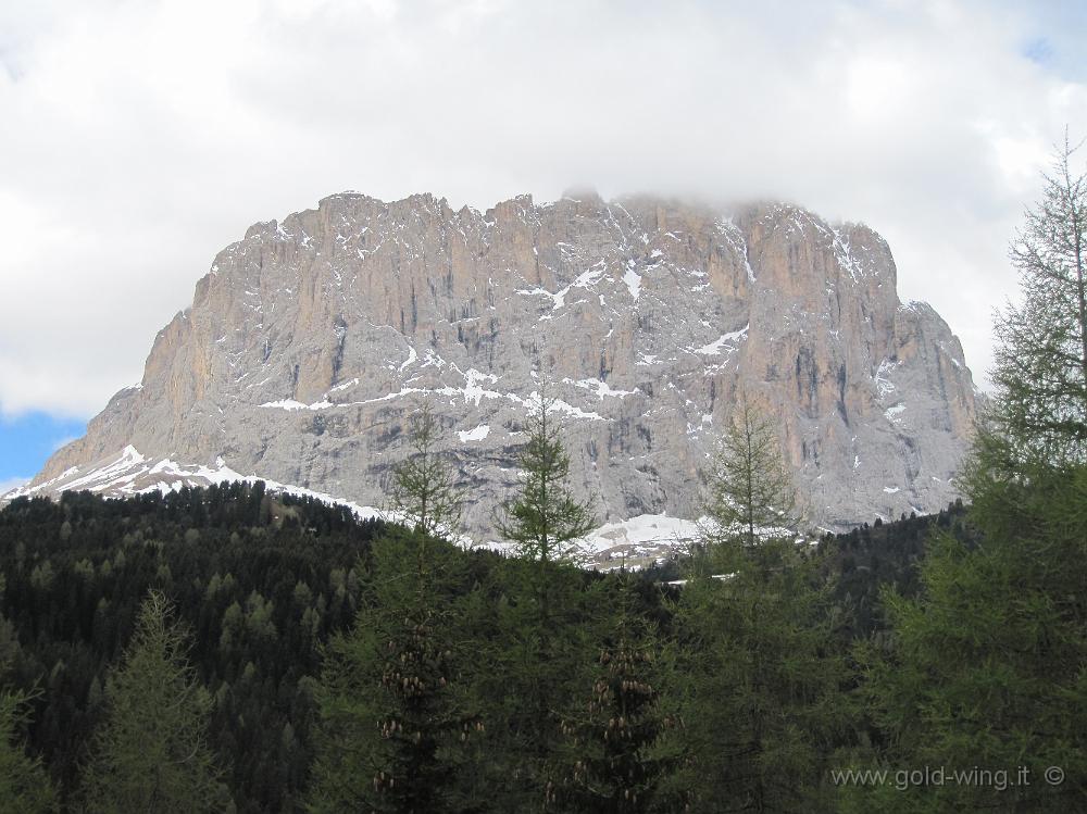 IMG_0717.JPG - Bivio tra Passo Gardena (m 2.121) e Sella (m 2.213): il Sassolungo (m 3.179)